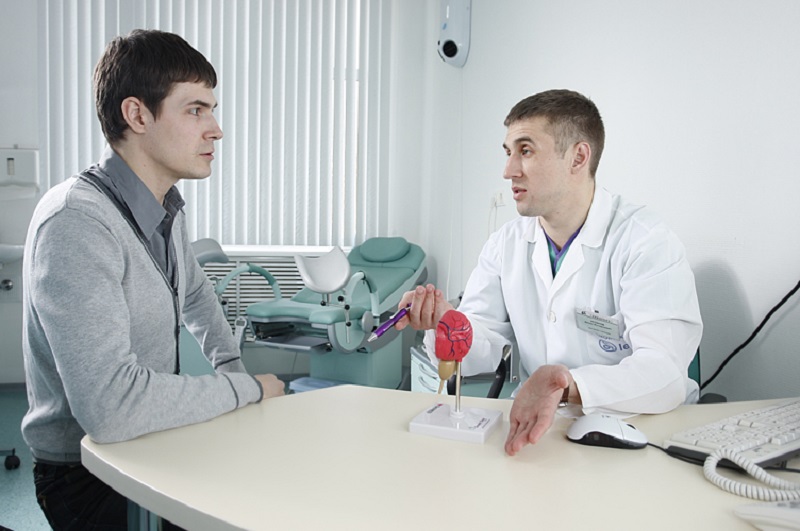 Уролог консультирует пациента с эрозивным баланопоститом